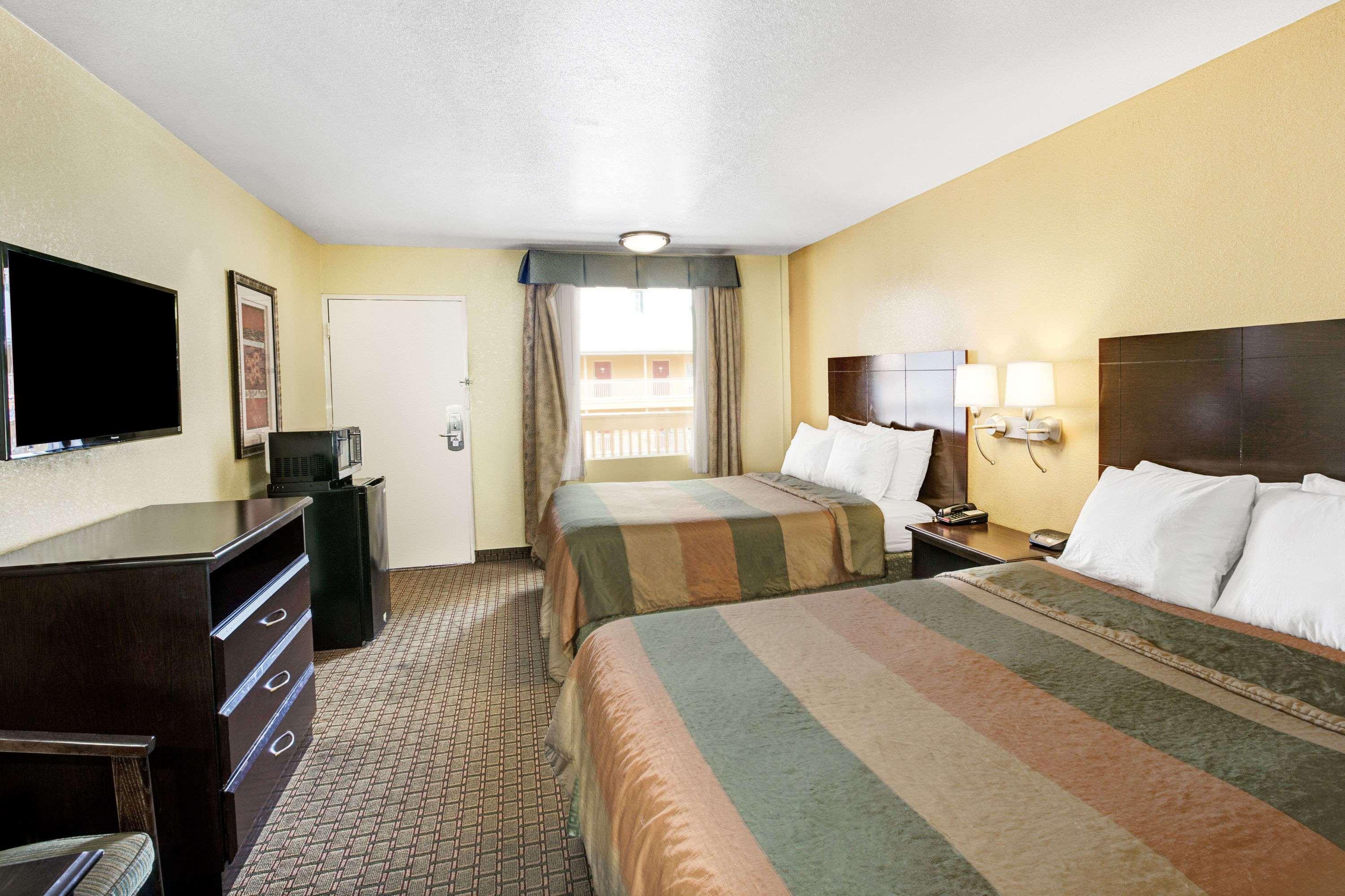 Days Inn & Suites By Wyndham Downtown Gatlinburg Parkway Buitenkant foto