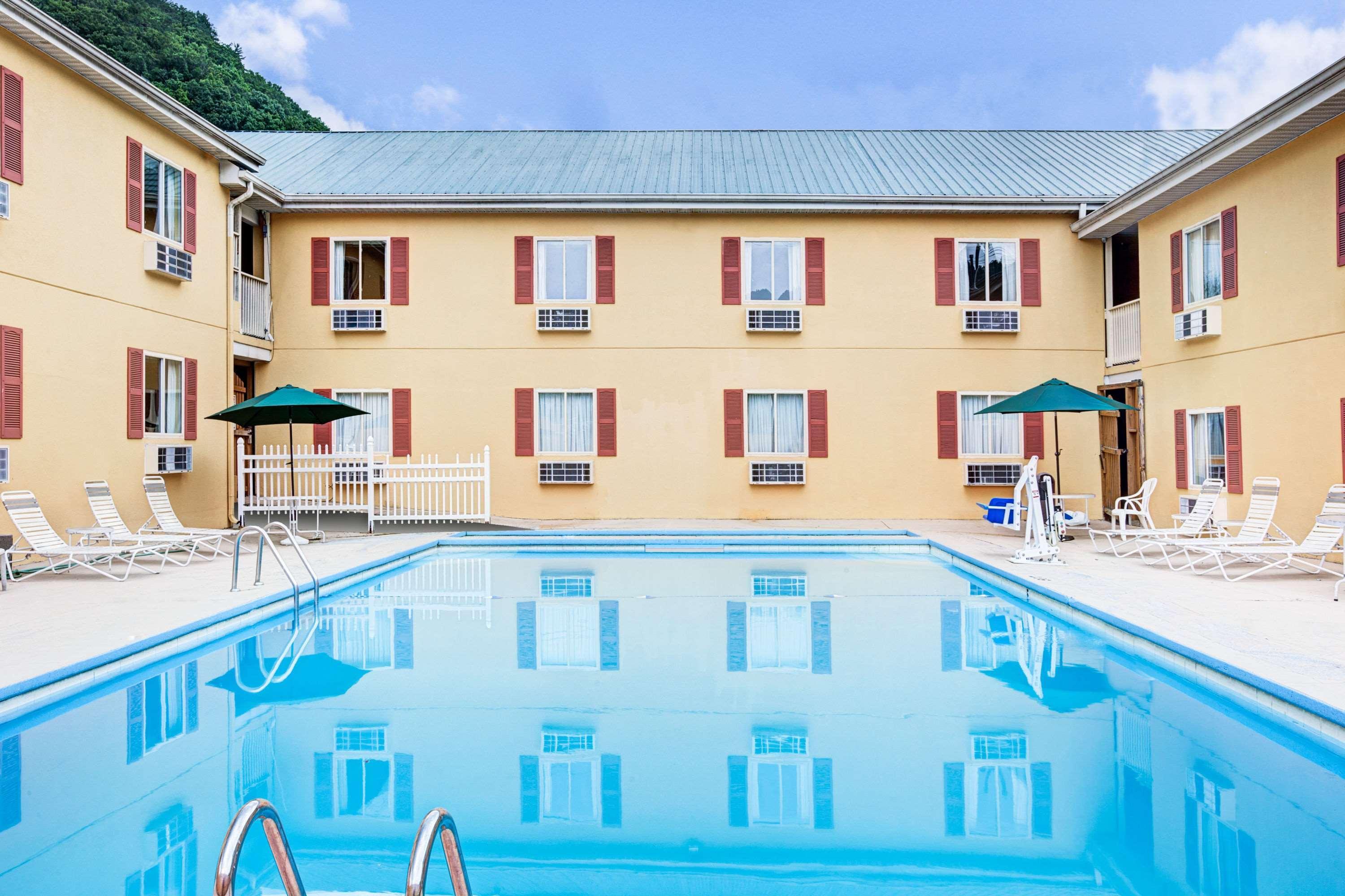 Days Inn & Suites By Wyndham Downtown Gatlinburg Parkway Buitenkant foto