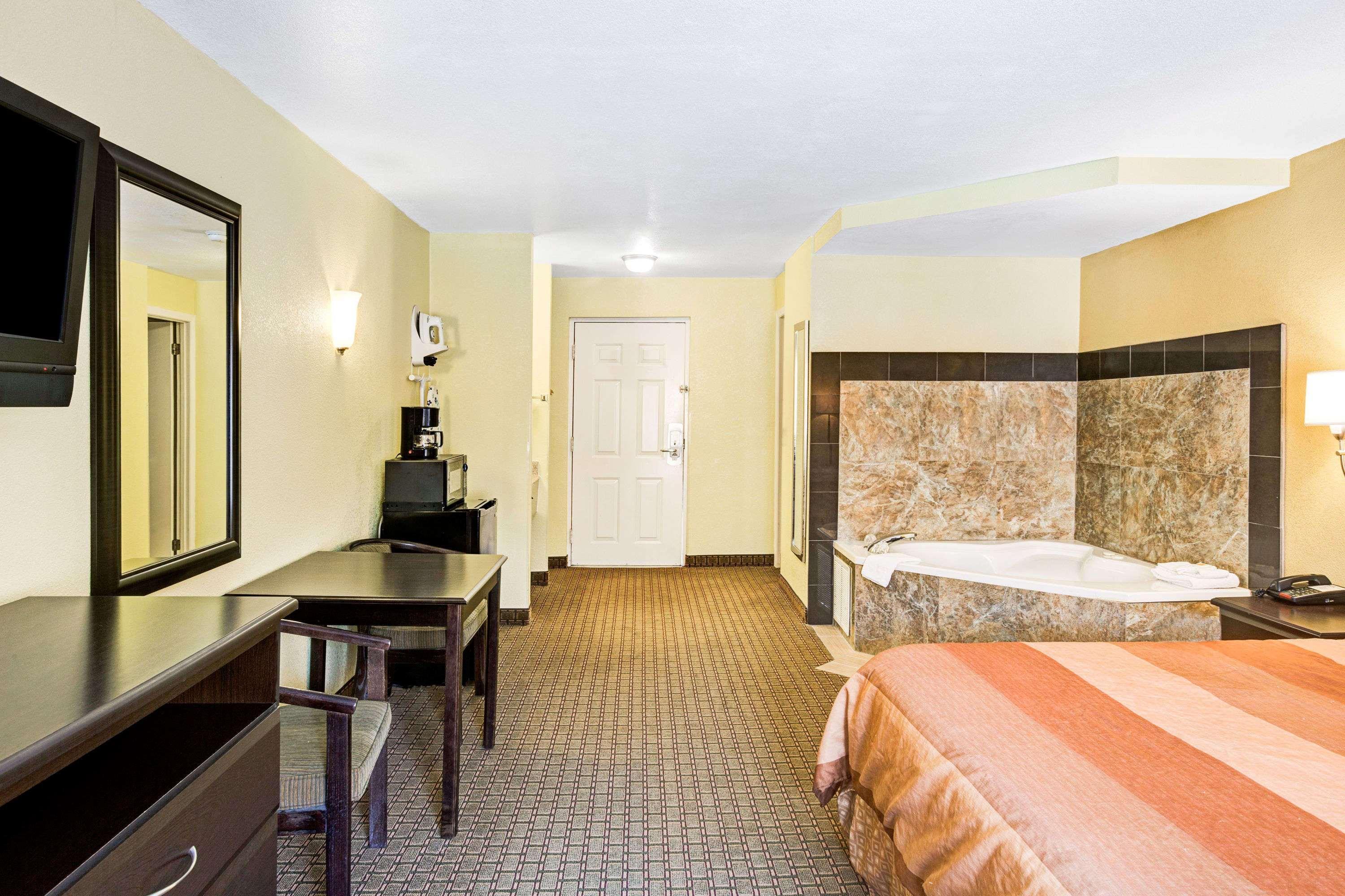 Days Inn & Suites By Wyndham Downtown Gatlinburg Parkway Buitenkant foto